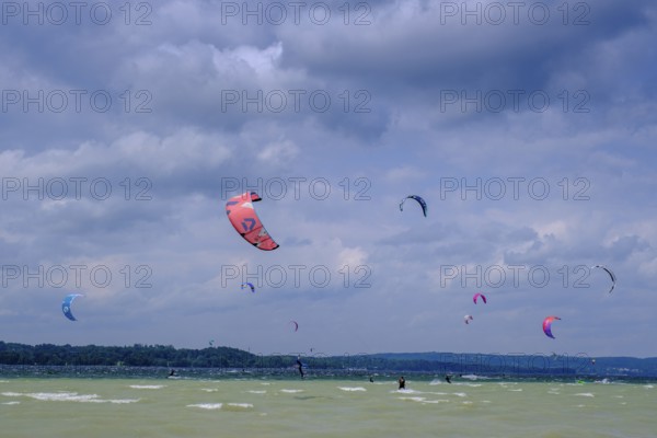 Surfer, Kite Surfer, Wind am Starnberger See, Ostseite, Fünfseenland, Upper Bavaria, Bavaria, Germany