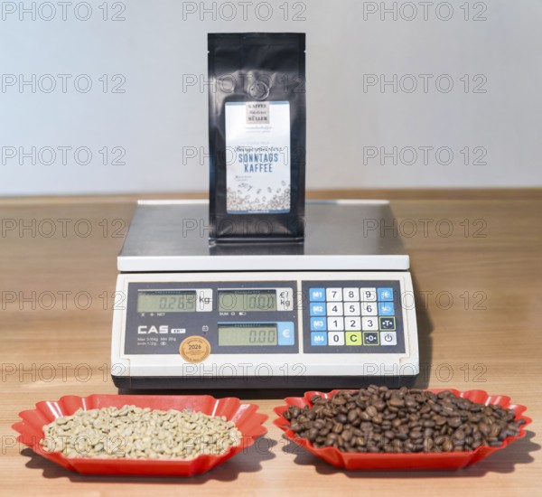 Scale with a bag of 250g ground coffee, plus the same amount of unroasted and roasted beans, Kaffeerösterei Müller, Wildenhain, Großenhain, Saxony, Germany