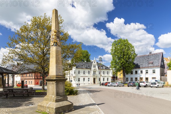 Town Hall and Elector Saxon Post Mile Column on Bärenstein Market Square, Altenberg, Eastern Ore Mountains, Saxony, Germany