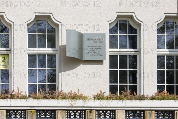 Memorial plaque at Stefan Heym House in Hoffmannstraße, Art Nouveau villas and Wilhelminian era buildings on Kaßberg, Chemnitz, Saxony, Germany
