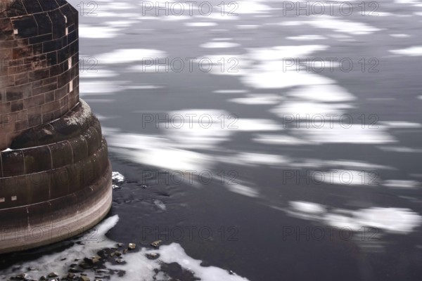 Ice floes on the Elbe, winter, long exposure, Saxony, Dresden, Germany