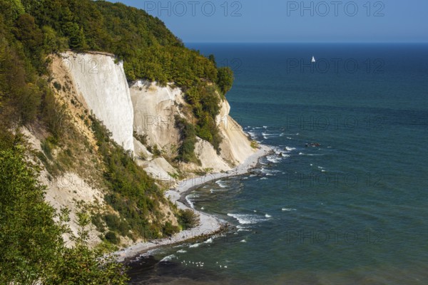 View of chalk cliffs in Jasmund National Park on Rügen, sailboat, Sassnitz, Rügen, Mecklenburg-Western Pomerania, Germany