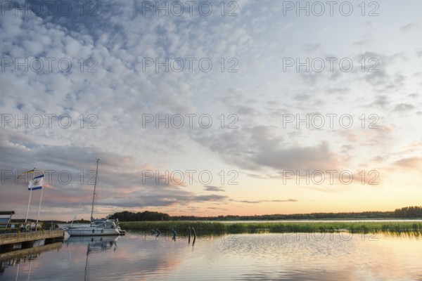 Guest harbour on Lake Vänern in Ekenäs with jetty, water reflecting the sky, Ekenäs, Värmlandsnäs peninsula, Värmlands län, Sweden