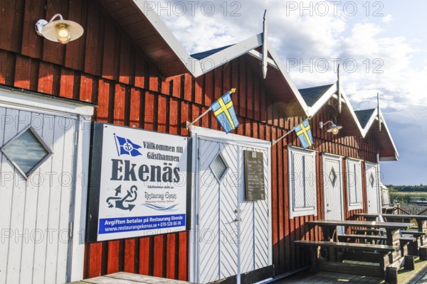 Red Swedish wooden houses in Ekenäs guest house on Lake Vänern, Ekenäs, Värmlandsnäs peninsula, Värmlands län, Sweden