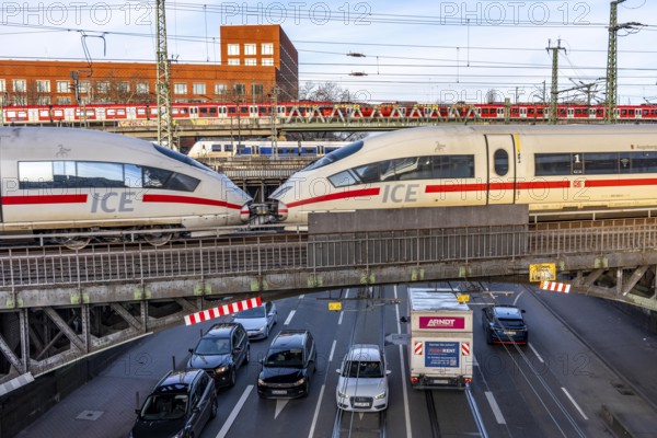 ICE and S-Bahn train on the line, railway bridge over Deutz-Mülheimer-Straße, more than 10 tracks crosses the road on 6 bridge structures, platform tracks in front of Cologne-Messe/Deutz station, North Rhine-Westphalia, Germany