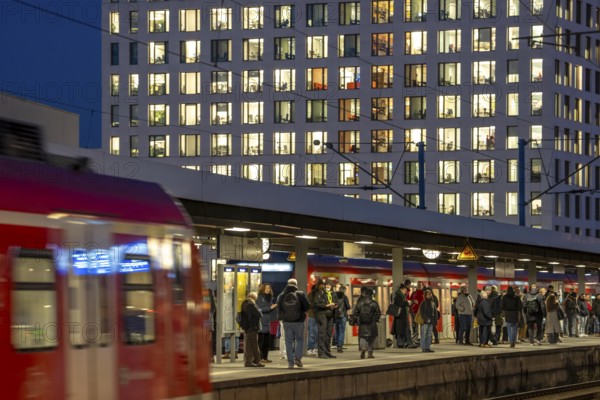 Passengers on the platform, regional train, S-Bahn, at Cologne-Messe/Deutz station, 2nd largest train station in Cologne, transfer station between long-distance and local transport, exhibition station, 8 platform tracks, office building, North Rhine-Westphalia, Germany