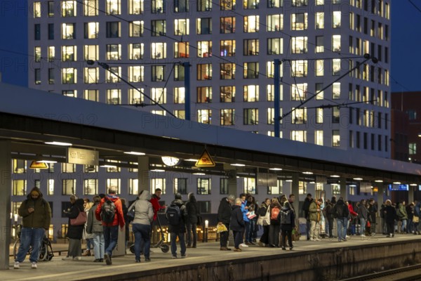 Passengers on the platform, Cologne-Messe/Deutz station, 2nd largest train station in Cologne, transfer station between long-distance and local transport, exhibition station, 8 platform tracks, office building, North Rhine-Westphalia, Germany
