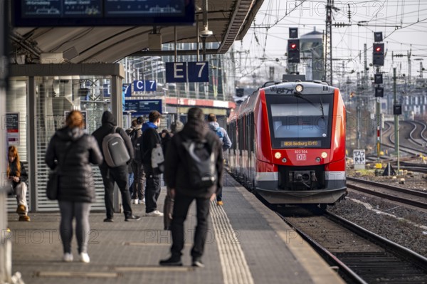 Passengers on the platform, regional train at Cologne-Messe/Deutz station, 2nd largest train station in Cologne, transfer station between long-distance and local transport, exhibition station, 8 platform tracks, North Rhine-Westphalia, Germany