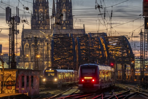 Rail track in front of Cologne Central Station, Hohenzollern Bridge across the Rhine, regional trains, in front of the railway bridge, Cologne Cathedral, North Rhine-Westphalia, Germany