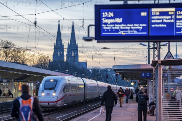 ICE long-distance train at Cologne-Messe/Deutz station, 2nd largest station in Cologne, transfer station between long-distance and local traffic, exhibition station, 8 platform tracks, Cologne Cathedral, North Rhine-Westphalia, Germany