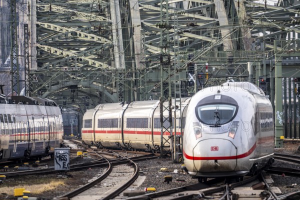 Rail track in front of Cologne Central Station, Hohenzollern Bridge across the Rhine, ICE long-distance trains in front of the railway bridge, Cologne, North Rhine-Westphalia, Germany