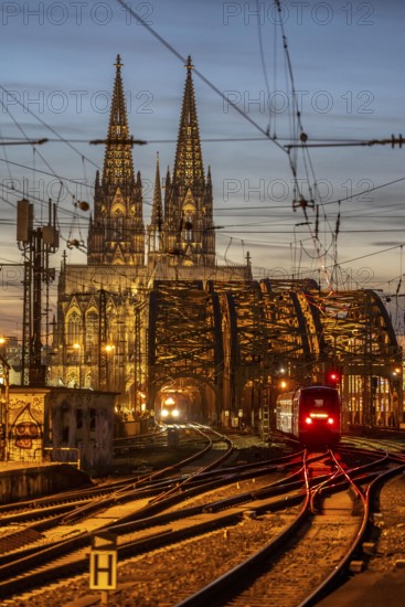 Rail track in front of Cologne Central Station, Hohenzollern Bridge across the Rhine, regional trains, in front of the railway bridge, Cologne Cathedral, North Rhine-Westphalia, Germany
