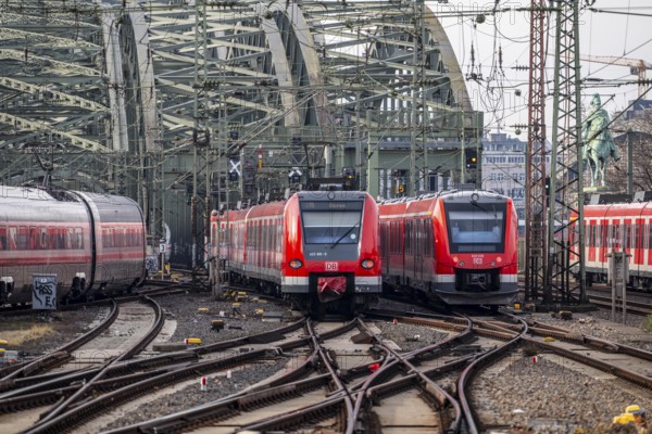 Railway in front of Cologne Central Station, Hohenzollern Bridge across the Rhine, ICE long-distance trains and regional trains, S-Bahn, in front of the railway bridge, Cologne, North Rhine-Westphalia, Germany
