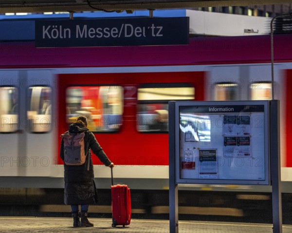 Passengers on the platform, S-Bahn train, Cologne-Messe/Deutz station, 2nd largest train station in Cologne, transfer station between long-distance and local transport, exhibition station, 8 platform tracks, North Rhine-Westphalia, Germany