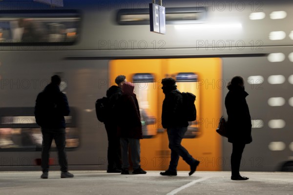 Passengers on the platform, RRX, Rhein-Ruhr-Express train arrives, Cologne-Messe/Deutz station, 2nd largest train station in Cologne, transfer station between long-distance and local transport, exhibition station, 8 platform tracks, North Rhine-Westphalia, Germany