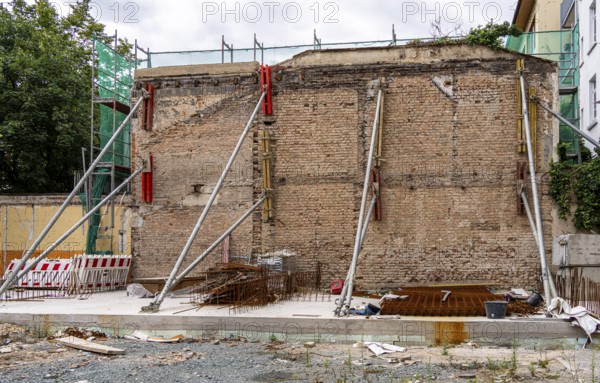 Scaffolding and components on a house in the old town of Sachsenhausen, Frankfurt am Main, Hesse, Germany