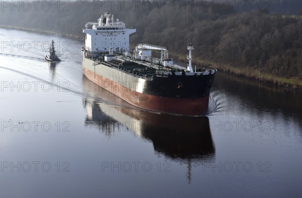 Tanker, oil tanker MIAMI LIGHT sails with a tug through the Kiel Canal, NOK, Kiel Canal, Kiel Canal, Schleswig-Holstein, Germany