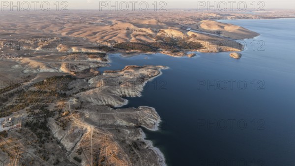 In northeast Syria on January 19, 2026, the Syrian Army officially took control of the Tishrin Dam, southeast of Manbij, following the withdrawal of Kurdish-led SDF units affiliated with the YPG/PKK. The deployment aims to secure critical infrastructure and restore state authority across the Jazira region, Aleppo, Manbij, Syria