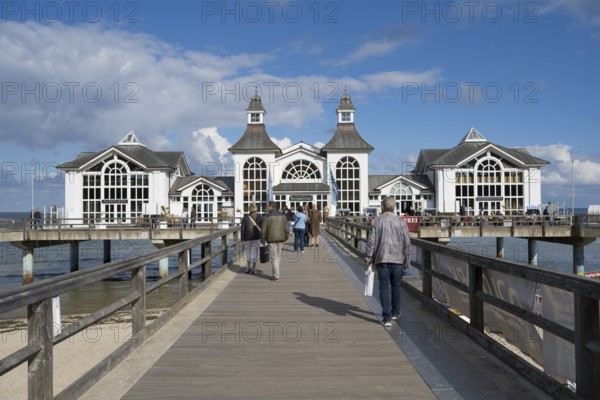 Restaurant on the pier, people on the pier, view from the jetty, Sellin, Baltic resort, Rügen island, Mecklenburg-Western Pomerania, Germany