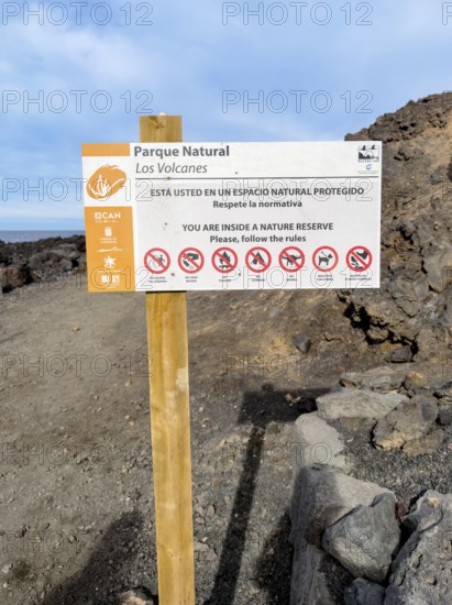 Guide on the Ruta de Litoral hiking trail through the southern volcanic fields of the Timanfaya National Park, El Golfo, Lanzarote, Canary Islands, Spain