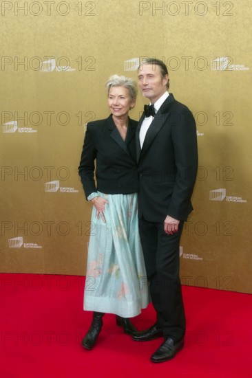 Mads Mikkelsen with woman Hanne Jacobsen, EUROPEAN FILM AWARDS Berlin 2026, photo call at the House of World Cultures, Berlin, 17.01.2026