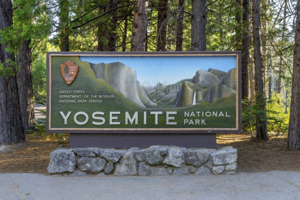 Entrance sign to Yosemite National Park, managed by the NP Service in the Sierra Nevada mountain range in California, USA, North America