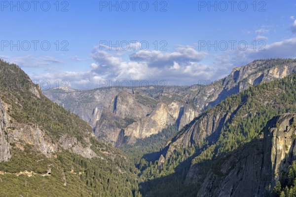 Yosemite Valley in Yosemite National Park in the Sierra Nevada mountain range in California, USA, North America