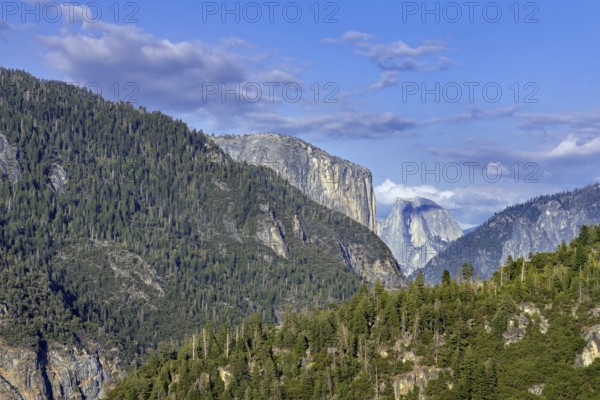 Yosemite Valley with El Capitan and Half Dome in Yosemite National Park in the Sierra Nevada mountain range in California, USA, North America