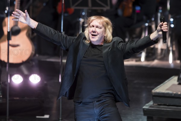 Tobias Künzel, singer of Die Prinzen live on Symphonica Tour together with the Thüringen Philharmonie Gotha-Eisenach conducted by conductor Christian Dellacher in Berlin's Friedrichstadtpalast on 19.01.2026