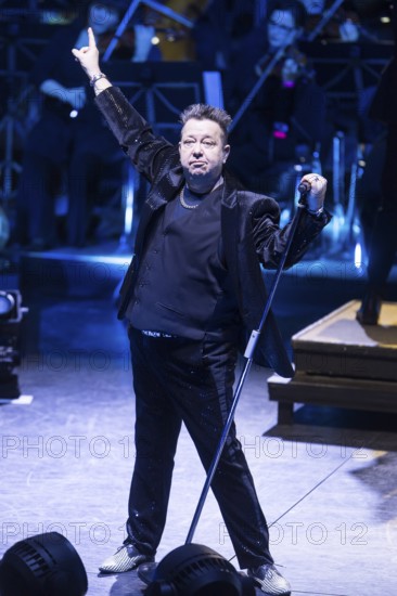Sebastian Krumbiegel, singer of Die Prinzen live on Symphonica Tour together with the Thüringen Philharmonie Gotha-Eisenach conducted by conductor Christian Dellacher in Berlin's Friedrichstadtpalast on 19.01.2026