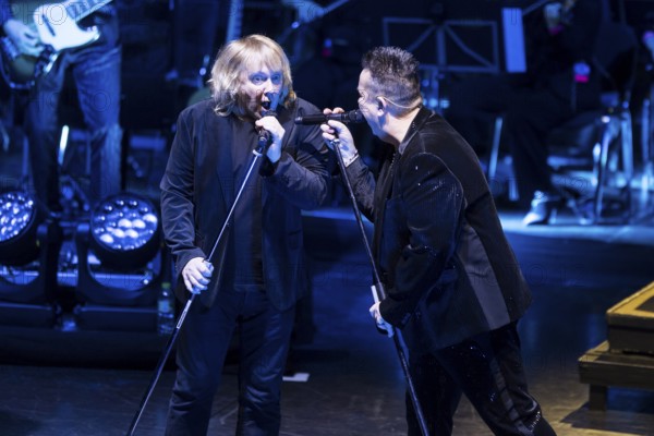 Tobias Künzel and Sebastian Krumbiegel, singers of Die Prinzen live on Symphonica Tour together with the Thüringen Philharmonie Gotha-Eisenach conducted by conductor Christian Dellacher in Berlin's Friedrichstadtpalast on 19.01.2026
