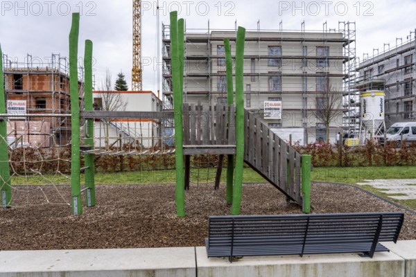 New development area Am alten Angerbach in Duisburg-Huckingen, on approx. 17 hectares, 300 new residential units, apartments and houses were built in 5 years, as well as a daycare center, construction site of the last major project, favorite center, with 35 condominiums and 8 semi-detached houses, public playground