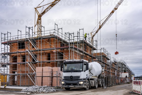 New development area Am alten Angerbach in Duisburg-Huckingen, on approx. 17 hectares, 300 new residential units, apartments and houses were built in 5 years, as well as a daycare center, construction site of the last major project, favorite center, with 35 condominiums and 8 semi-detached houses