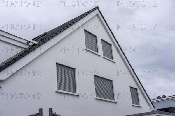 New development area Am alten Angerbach in Duisburg-Huckingen, on approx. 17 hectares, 300 new residential units, apartments and houses were built in 5 years, as well as a daycare center, residential street, construction work is still ongoing in the area