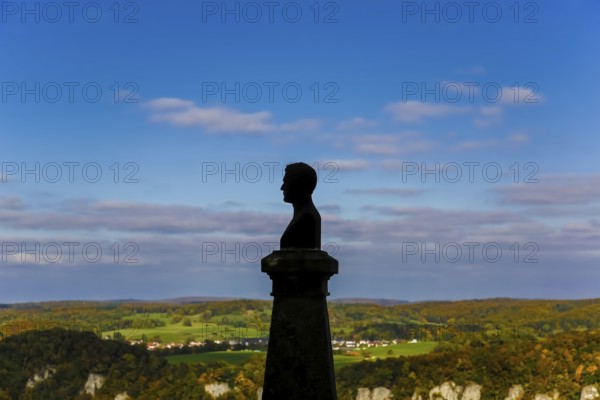 Wilhelm Hauff memorial, rocks above the Echaz Valley, monument from 1839, obelisk with bronze bust, viewpoint, historical monument, south of Lichtenstein Castle, at the eave of the Swabian Jura, view, blue sky, Honau, municipality of Lichtenstein, Baden-Württemberg, Germany