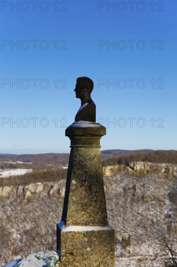 Wilhelm Hauff memorial, rocks above the Echaz Valley, monument from 1839, obelisk with bronze bust, viewpoint, historical monument, south of Lichtenstein Castle, on the eaves of the Swabian Jura, winter, snow, view, blue sky, Honau, municipality of Lichtenstein, Baden-Württemberg, Germany