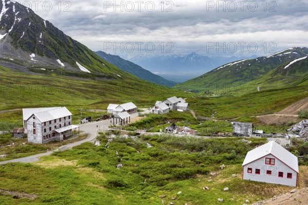 Building of the former Gold Mine Independence Mine in mountainous landscape, Independence Mine State Historical Park, Hatcher Pass, Talkeetna Mountains, Alaska, USA