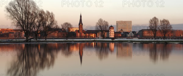 Rhine and Altsttadtufer during floods, Düsseldorf, North Rhine-Westphalia, Germany