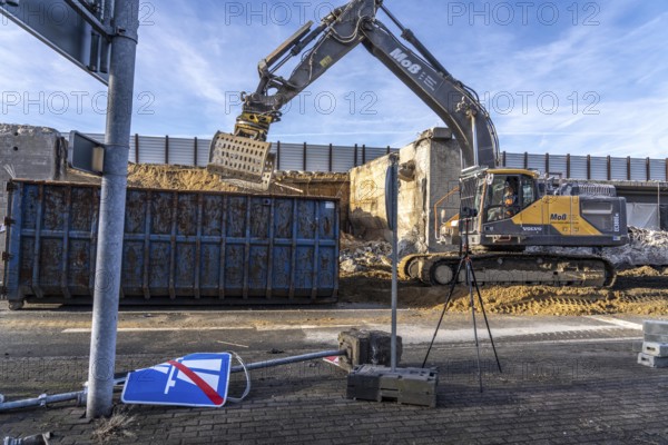 Demolition of the 120 meter long motorway bridge of the A516, across Teutoburger Straße in Oberhausen-Sterkrade, the bridge, built in 1970 was severely damaged, traffic continues to roll on the still existing West Bridge, after the demolition, the eastern part is rebuilt using a process unique in the world, 40 meter long precast concrete beams are assembled one after the other, reducing the construction period from 24 to 7 months after the completion of this bridge Will the western part also be rebuilt, North Rhine-Westphalia, Germany