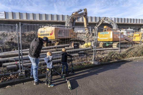 Spectators, teethers during the demolition of the 120 meter long motorway bridge of the A516, across Teutoburger Straße in Oberhausen-Sterkrade, the bridge, built in 1970, was severely damaged, traffic continues to roll on the still existing West Bridge, after demolition, the eastern part is rebuilt using a process that is unique in the world to date, 40 meter long precast concrete beams are assembled one after the other, reducing construction time from 24 to 7 months, after the completion of this bridge, the western part will also be rebuilt, North Rhine-Westphalia, Germany