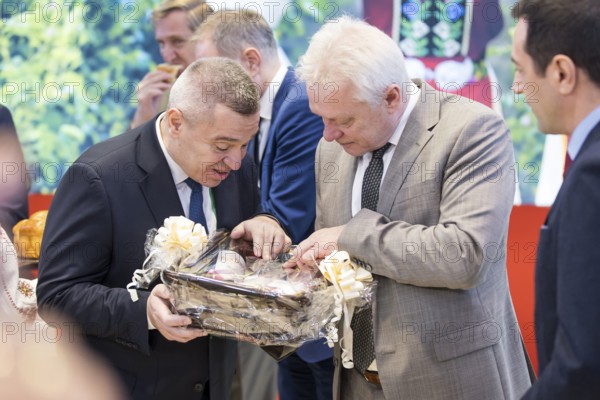Georgi Tahov (Minister of Agriculture and Food in Bulgaria) presents a gift to Alios Rainer (Federal Minister of Agriculture, Food and Home Affairs) at the Bulgarian stand during the opening tour of the Green Week at the exhibition grounds in Berlin on 16 January 2026. The trade fair for agriculture and food will take place from 16-25 January 2026