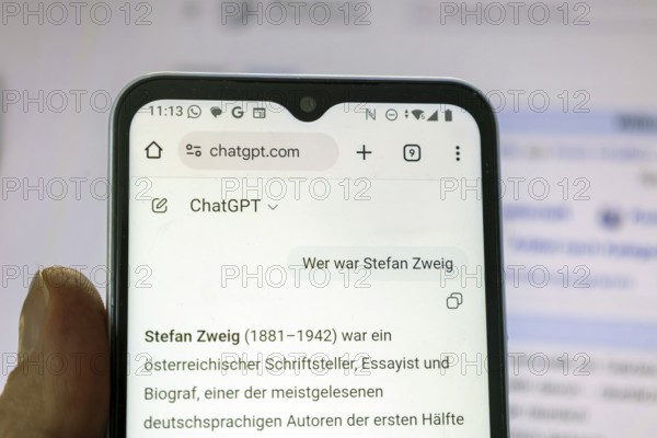 Smartphone with chat GPT page open (symbolic image)