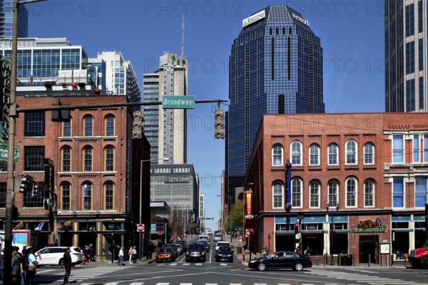 Building and road junction in Nashville during daylight, Nashville, Tennessee, USA