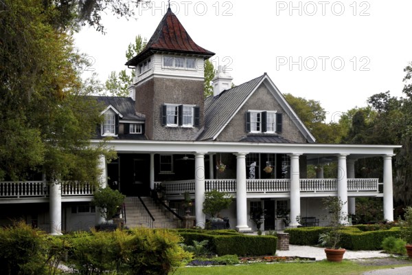 Magnolia Plantation mansion with wide verandas and characteristic façade, Charleston, South Carolina, USA