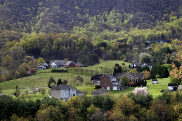 Hilly situated settlement with individual houses