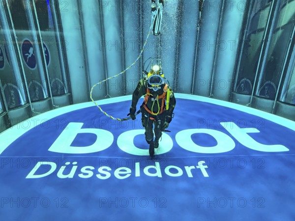 Press photo Helmet diver with modern equipment in the diving tower with boot Düsseldorf lettering below from Messe Boot Düsseldorf, Düsseldorf, North Rhine-Westphalia, Germany