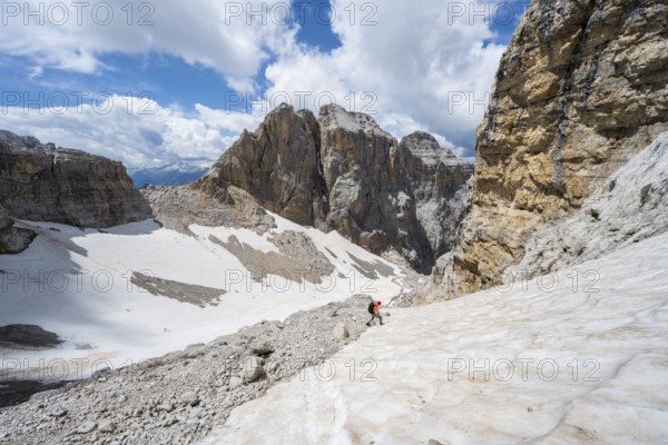 Mountaineers below Bocca d'Ambiez, Via Ferrata dell'Ideale via Ferrata dell'Ideale, spectacular mountain landscape with steep rock faces and remains of the Vedretta dei Camosci glacier, Brenta Mountains, Parco Naturale Brenta-Adamello, Trentino, Italy