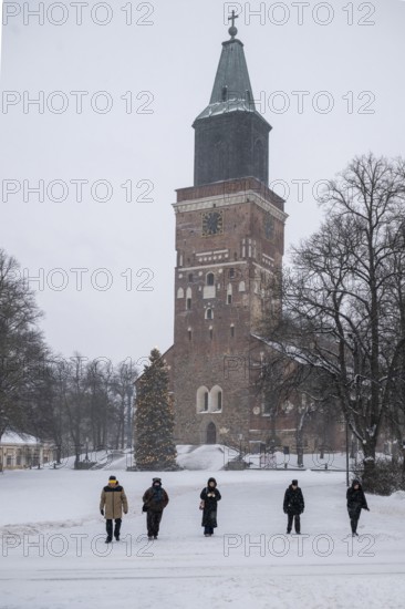 Walkers, Turku Cathedral, Finnish Turun Tuomiokirkko, Swedish Åbo Domkyrka, medieval cathedral, main church of the Evangelical Lutheran Church, wintery Turku, Finland