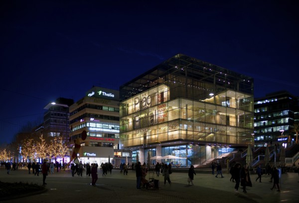 Night view of people, passers-by, Königsstraße, Schlossplatz, behind art museum Cube, Wittwer Thalia, pedestrian zone, city, Stuttgart, Baden-Württemberg, Germany