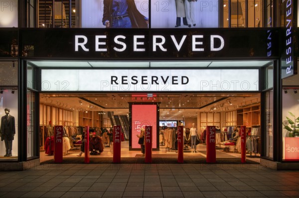 Night view, SALE, shop window, window display, RESERVED, logo, department store chain, retail, shop, city, pedestrian zone, Königsstraße, passers-by, Stuttgart, Baden-Württemberg, Germany